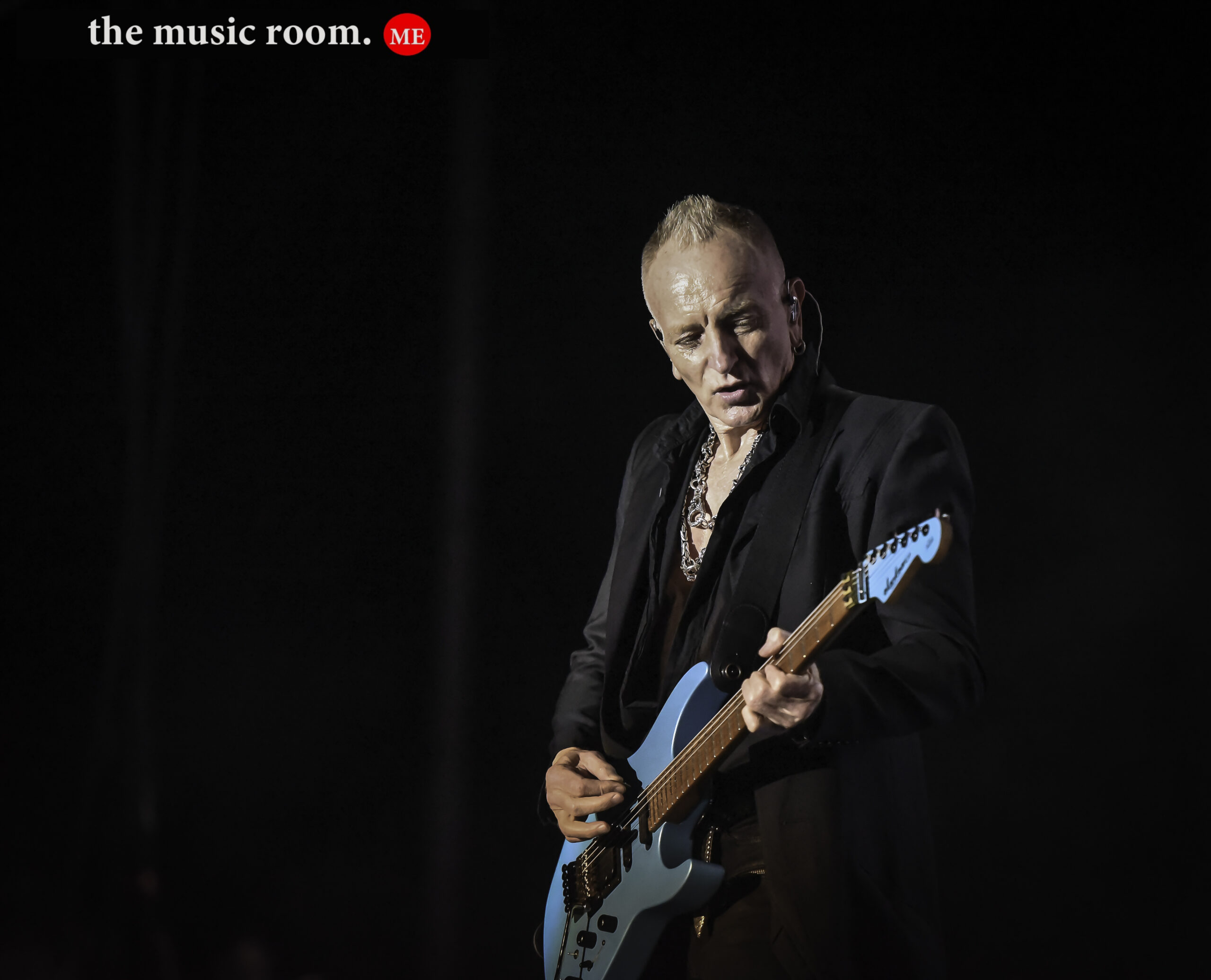 Phil Collen of Def Leppard Live