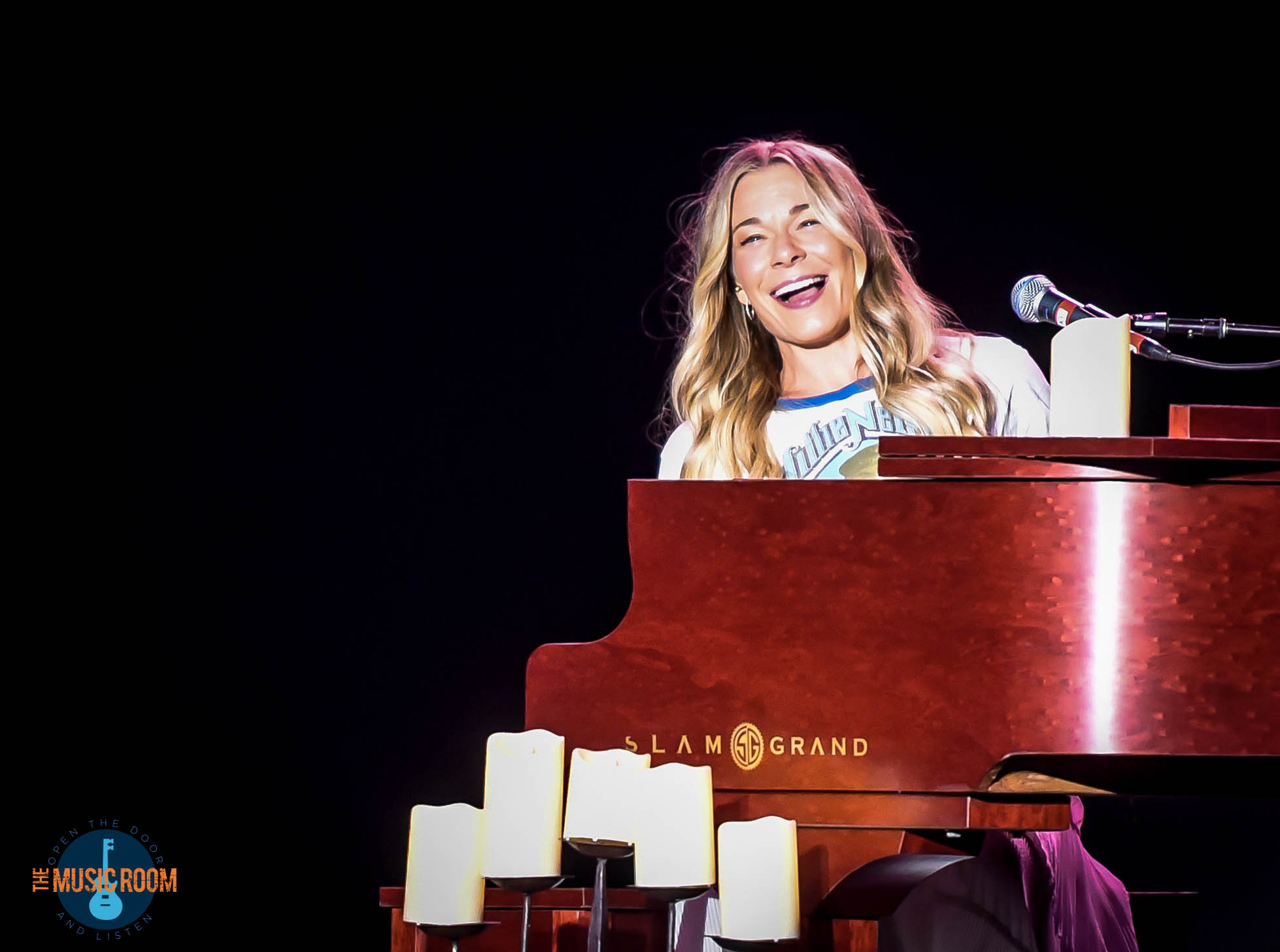 LeAnn Rimes playing piano