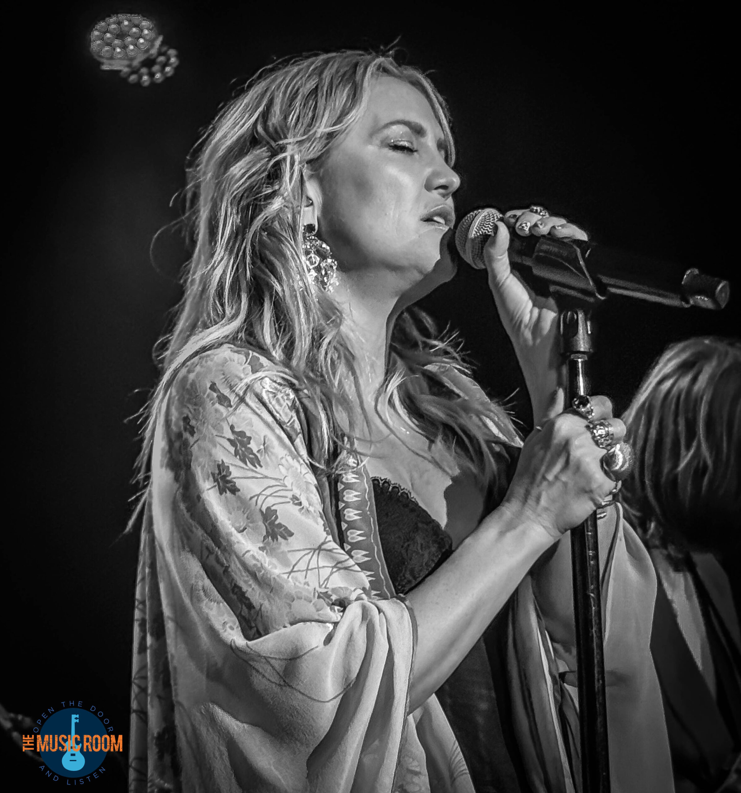 Kate Hudson singing on stage during her 2025 Roxy show. 