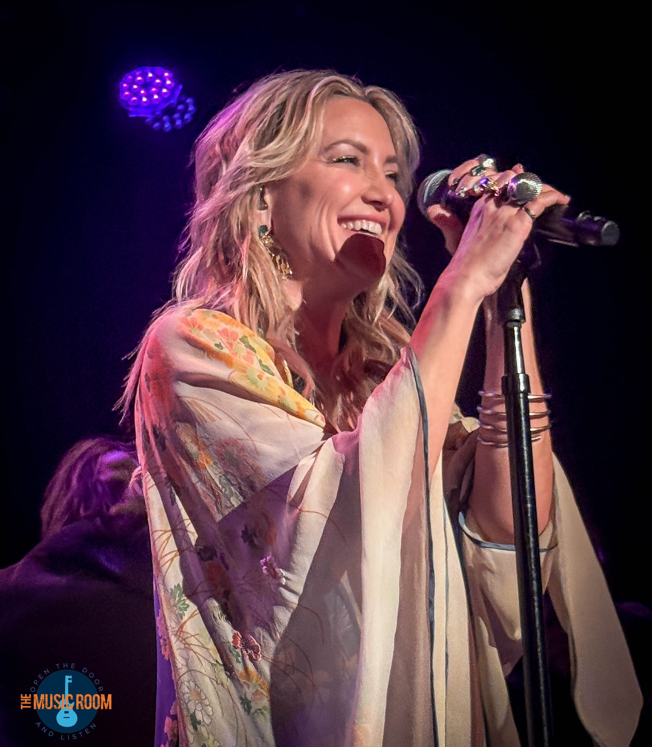 Kate Hudson performing live at The Roxy in Los Angeles