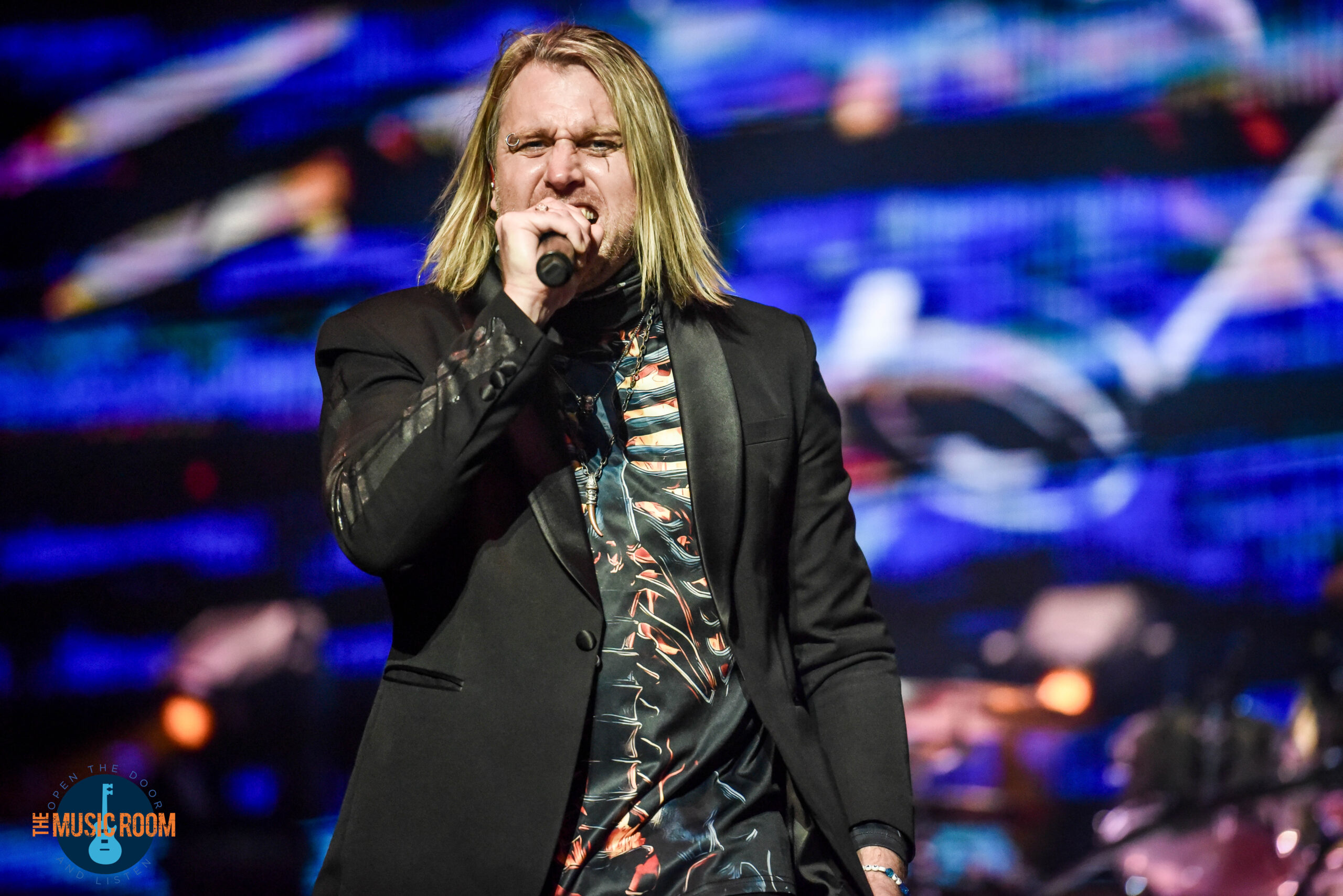 Matt Waist serving co-lead singer duties with Three Days Grace on the Alienation Tour