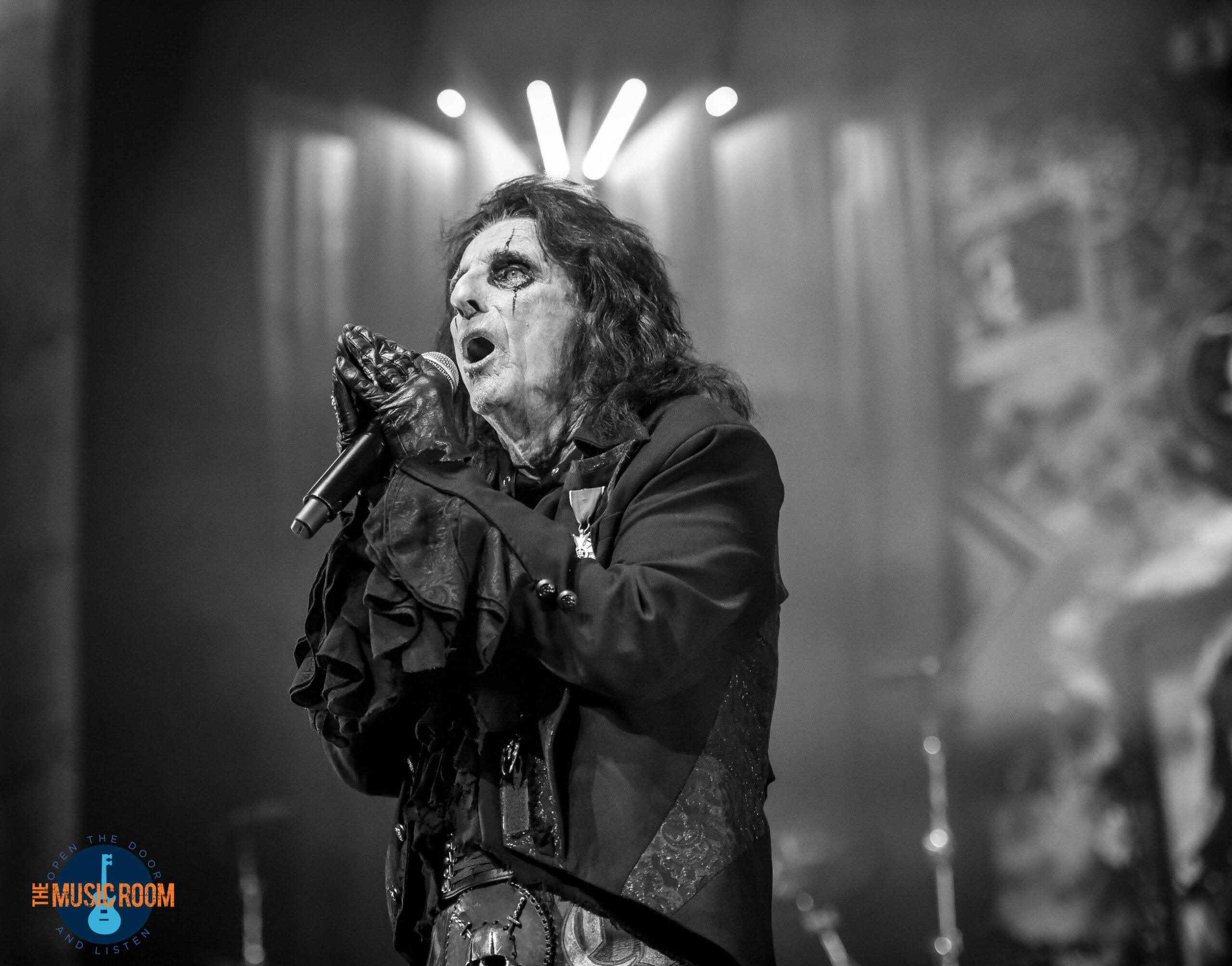 Black and white photo of Alice Cooper performing live in Dayton during his 2026 tour