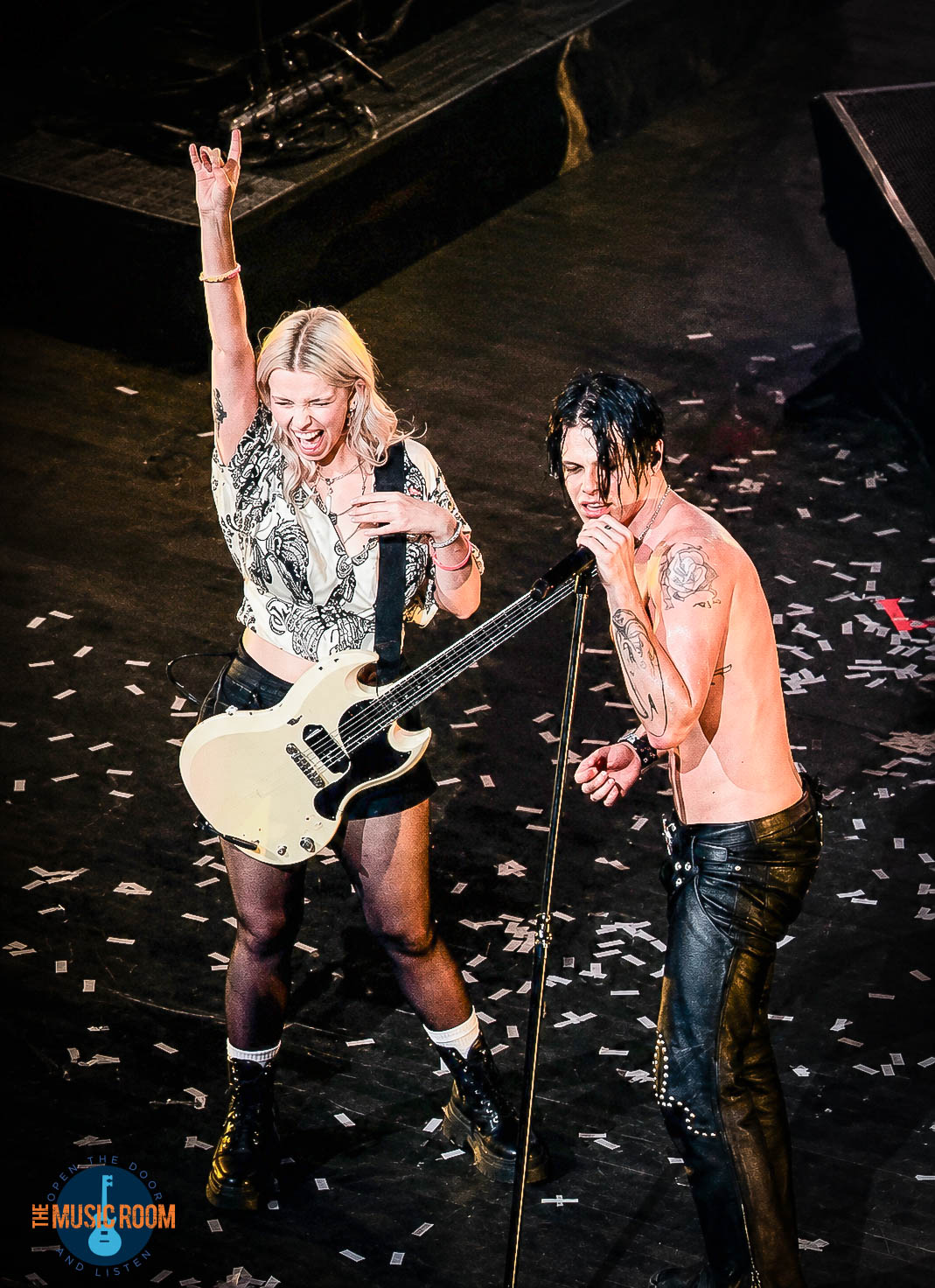 Yungblud performing Fleabag with a fan on guitar in Cincinnati
